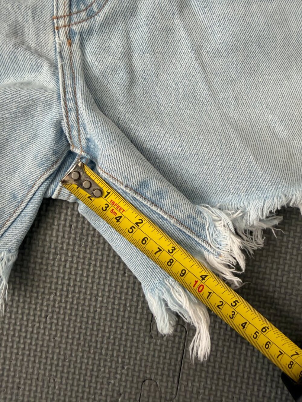AGOLDE Parker Long Shorts- Light Wash Distressed - 28- MSRP $138 - Picture 10 of 14